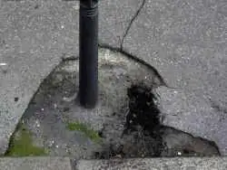 عکس؛ هنر خیابانی؛ خلاقیت هنرمند فرانسوی که «آسفالت کنده شده» را به یک «شاهکار هنری» تبدیل کرده است