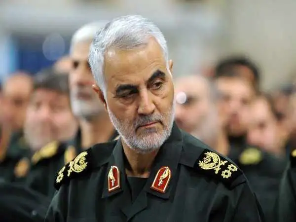 عکس؛ سفر به تاریخ؛ «حاج قاسم سلیمانی» در آغوش سربازانش قبل از شروع عملیات در دوران جنگ