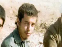 عکس؛ سفر به تاریخ؛ «شهید حسن باقری» (برادر سرلشکر باقری) قبل از انقلاب در کنار مقبرۀ «ابن سینا»