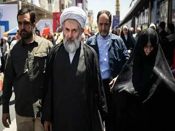 عکس؛ سفر در زمان؛ «حسین طائب» در حال گفتگو با «سیدمجتبی خامنه ای»؛ دهه 90