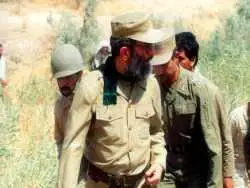 عکس؛ سفر به تاریخ؛ «رهبر انقلاب» با لباس بلوچی روی عرشۀ کشتی نظامی؛ دهۀ 1360