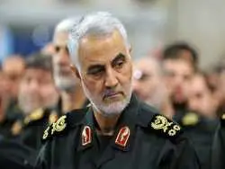 عکس؛ سفر به تاریخ؛ «حاج قاسم سلیمانی» در آغوش سربازانش قبل از شروع عملیات در دوران جنگ