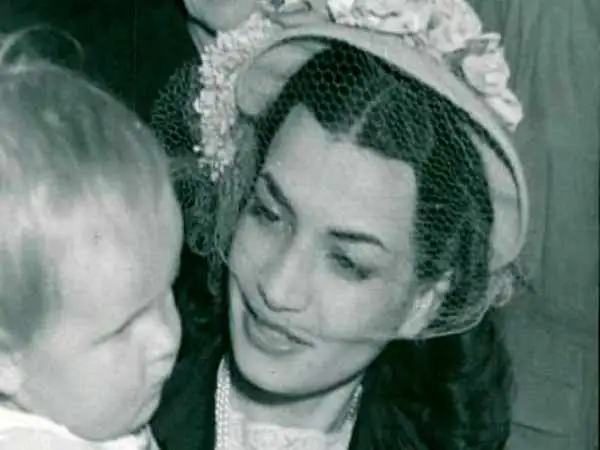 عکس؛ سفر به تاریخ؛ «اشرف پهلوی» در حال خروج از ایران به دستور دکتر مصدق؛ سال 1331