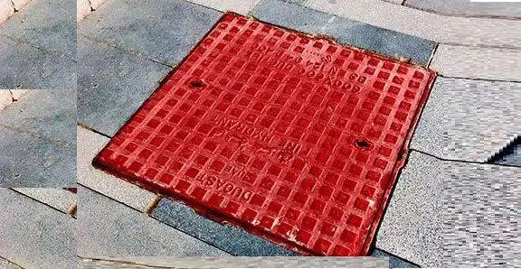 عکس؛ هنر خیابانی؛ خلاقیت بامزه هنرمندی که «دریچه فاضلاب» را به «مگس کش» تبدیل کرده است