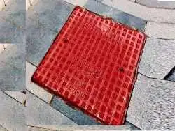 عکس؛ هنر خیابانی؛ خلاقیت بامزه هنرمندی که «دریچه فاضلاب» را به «مگس کش» تبدیل کرده است