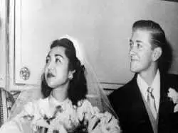 عکس؛ سفر در زمان؛ «فاطمه پهلوی، خواهر شاه در کنار اسب محبوب اش»؛ دهه 20