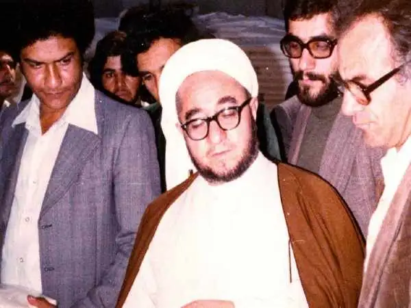 عکس؛ سفر در زمان؛ «محمدصادق خلخالی در جشن آزادی امام از حبس و حصر»؛ سال 1343