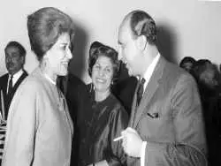 عکس؛ سفر در زمان؛ «حسنعلی منصور، نخست وزیر و همسرش» در حال اسکی؛ دهه 30