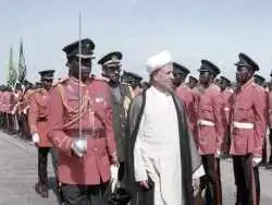 عکس؛ سفر به تاریخ؛ استقبال از «هاشمی رفسنجانی» با «نیزه و رقص آفریقایی»؛ دهۀ 1370