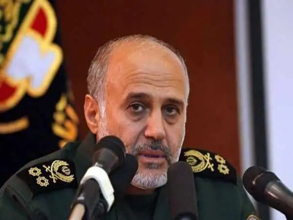 عکس؛ سفر به تاریخ؛ «سرلشکر رشید» با لباس شخصی در حال چای خوردن کنار جاده؛ دهه 60