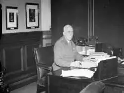 عکس؛ سفر در تاریخ؛ «کارگران در حال برف روبی تنگه اسدآباد برای عبور خودرو فرمانده قوای انگلیس»؛ دهه 20