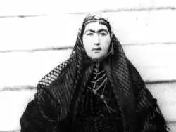 عکس؛ سفر به تاریخ؛ اسب سواری «انیس الدوله، سوگلی ناصرالدین شاه» با چادر و روبنده در فیروزکوه