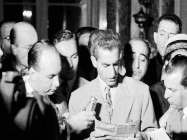 عکس؛ سفر در زمان؛ «محمدرضا پهلوی در حال گفتگو با کابینه شاپور بختیار»؛ سال 57