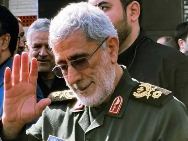 عکس؛ سفر به تاریخ؛ «سردار قاآنی» در 29 سالگی در کنار «رهبر انقلاب» در مراسم عزاداری محرم؛ سال 1365