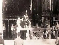 عکس؛ سفر در تاریخ؛ «رضاخان بعد تاجگذاری سوار به کالسکه سلطنتی»؛ سال 1304