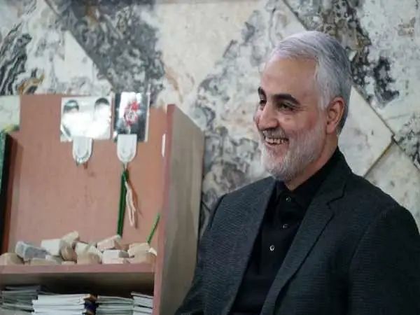 عکس؛ سفر در زمان؛ «سردار سلیمانی در حال گفتگو با سرلشکر باقری»؛ دهه 90