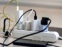 آیا باید شارژرها را همیشه به برق متصل نگه داشت؟