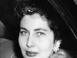 عکس؛ سفر در زمان؛ سفر خصوصی و تفریحی «ثریا اسفندیاری» به پاریس؛ سال 1334