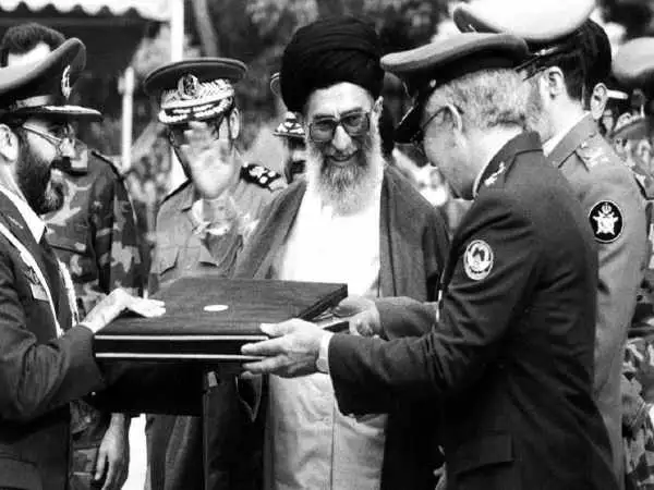 عکس؛ سفر در زمان؛ «شمخانی، محسن رضایی، طهرانی مقدم و رهبر انقلاب» در یک نمایشگاه؛ سال 72