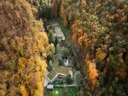 تصاویر؛ معماری فوق العادۀ خانه ای با باغ سنگی در میان جنگل