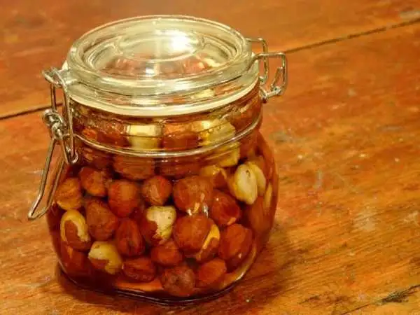 طرز تهیه ترشی فندق؛ چاشنی فوق العاده خوشمزه