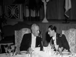 عکس؛ سفر در زمان؛ گشت و گذار «محمدرضا پهلوی و همسر سوم اش» در کنار اهرام ثلاثه مصر؛ دهه 50