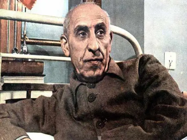 عکس؛ سفر در زمان؛ دکتر مصدق در حال صرف نهار در منزل شخصی اش؛ سال 1331