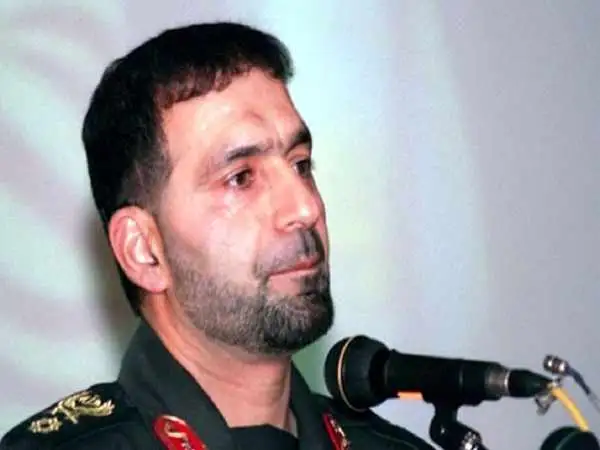 عکس؛ سفر در زمان؛ «پدر صنعت موشکی ایران در حال بررسی یک موشک»؛ دهه 70