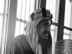 عکس؛ سفر در زمان؛ «اولین پادشاه عربستان در حال رقص شمشیر در 58 سالگی؛ سال 1315