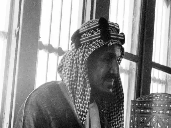 عکس؛ سفر در زمان؛ «اولین پادشاه عربستان در حال رقص شمشیر در 58 سالگی؛ سال 1315