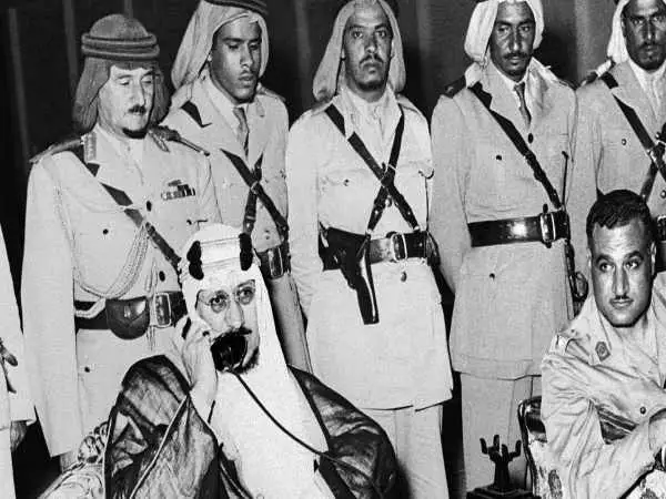 عکس؛ سفر در زمان؛ «دومین پادشاه عربستان و مهمانان در حال خوردن 3 بره کامل»؛ سال 1334