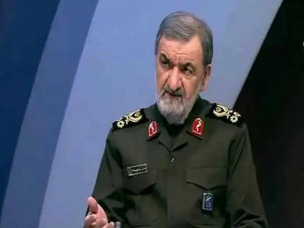 عکس؛ سفر به تاریخ؛ چهرۀ خندان «محسن رضایی و صیاد شیرازی» در یک بازدید نظامی؛ دهۀ 60