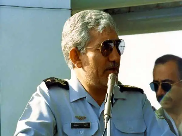 عکس؛ سفر در زمان؛ «امیر ستاری» در حال پایین آمدن از جنگنده؛ اواخر دهه 60