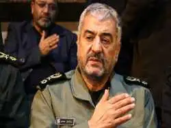 عکس؛ سفر در زمان؛ «عزیز جعفری در حال گریه کنار پیکر سردار سلیمانی»؛ سال 98