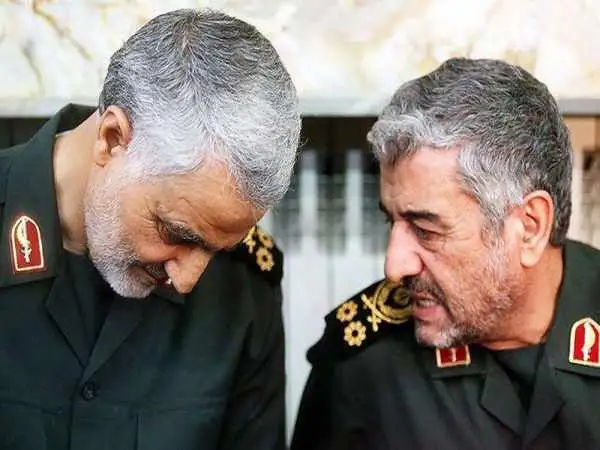 عکس؛ سفر به تاریخ؛ بوسۀ «سردار سلیمانی» بر پیشانی «سردار عزیز جعفری»؛ سال 1392