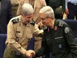 عکس؛ سفر به تاریخ؛ «امیر حاتمی، فرماندۀ ارتش» در حال نشانه گیری با مسلسل در کنار «سرلشکر باقری»