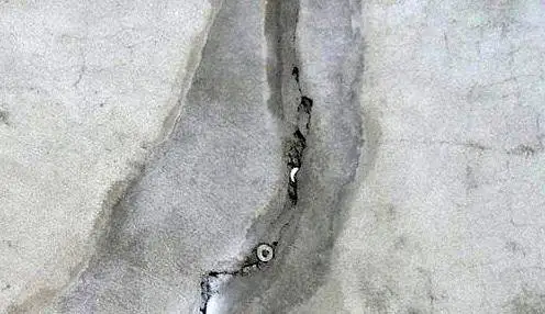 عکس؛ هنر خیابانی؛ خلاقیت هنرمندی که «تَرَک دیوار» را به «رودخانۀ خروشان برای قایقرانی» تبدیل کرده است