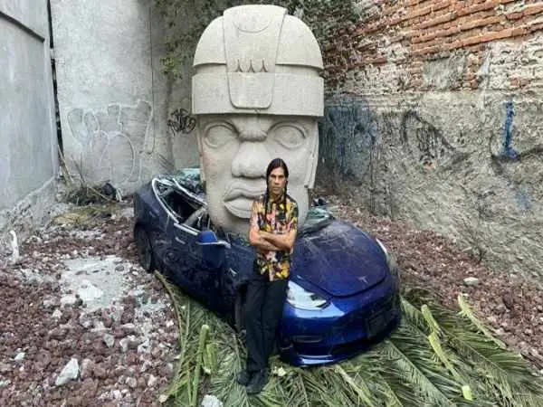 چرا این هنرمند مکزیکی «سر سنگی 9 تُنی» را روی خودروی «تسلا» انداخت؟