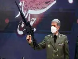 عکس؛ سفر به تاریخ؛ «امیر حاتمی، فرماندۀ ارتش» در حال نشانه گیری با تفنگ دوربین دار؛ سال 1399