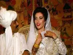 عکس؛ سفر به تاریخ؛ «بی نظیر بوتو، نخست وزیر پاکستان» در مجلس ایران در کنار «ناطق نوری»؛ سال 74