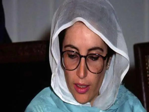 عکس؛ سفر در زمان؛ «بی نظیر بوتو در فرودگاه مهرآباد تهران»؛ سال 1369