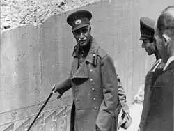 عکس؛ سفر در زمان؛ «رضاخان در کنار فرماندهان اش»؛ سال 1303