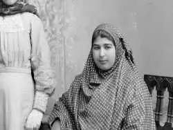 تصاویر؛ سفر به عصر قاجار؛ از «مهمانی اعیانی در کاخ شاه» تا «زن اروپایی با چادر و قلیان»