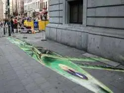 عکس؛ هنر خیابانی؛ خلاقیت استثنایی هنرمندی که یک «ملخ خیالی» روی «تیر چراغ برق» خلق کرده است