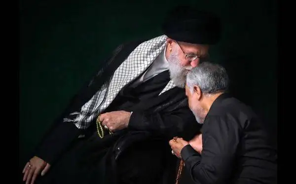 عکس؛ سفر به تاریخ؛ «حاج قاسم سلیمانی و رهبر انقلاب» در بازدید از گلزار شهدای کرمان؛ سال 1384