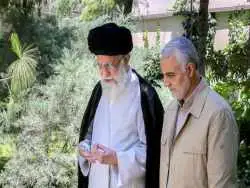 عکس؛ سفر به تاریخ؛ «سردار سلیمانی» در حال کوه پیمایی در کنار «رهبر انقلاب» در کرمان؛ سال 1384