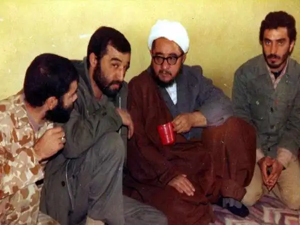 عکس؛ سفر در زمان؛ «خلخالی و همراهان در کنار یک ناو آلمانی»؛ دهه 60