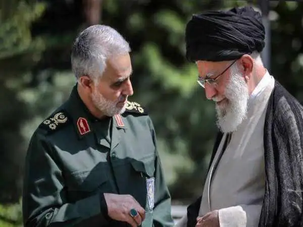 عکس؛ سفر به تاریخ؛ «سردار سلیمانی» در میان ویرانه های 2 هزارسالۀ «پالمیرا» در سوریه