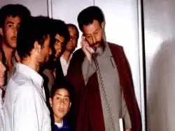 عکس؛ سفر در زمان؛ «شهید بهشتی در حال صرف غذا در کنار محافظان اش»؛ سال 59