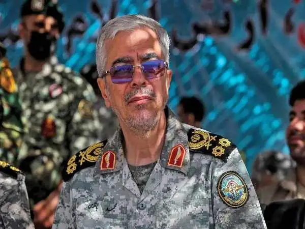 عکس؛ سفر در زمان؛ «سرلشکر باقری و رهبر انقلاب» در ستاد کل نیروهای مسلح؛ سال 78